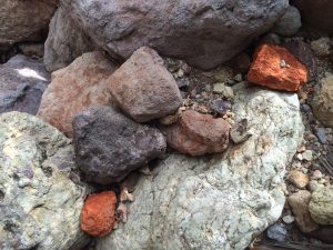 Foto 14: En la Sierra El Aguaje hay rocas volcánicas del Mioceno de una variedad de colores.